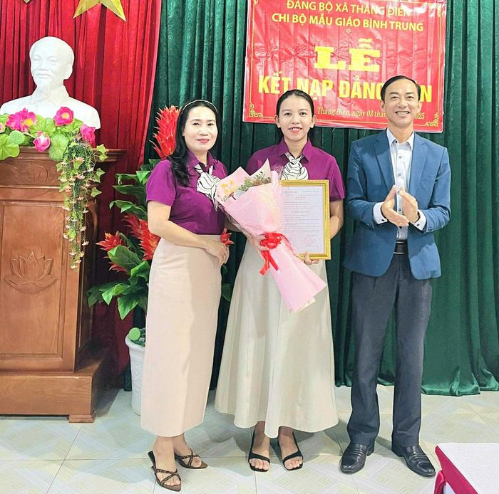 Đồng chí Nguyễn Đình Tư trao quyết định kết nạp đảng viên mới Chi bộ Trường Mẫu giáo Bình Trung. Ảnh: GIANG BIÊN