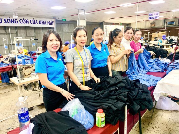 Công đoàn Xí nghiệp May Ánh Sáng tích cực phát huy chức năng đại diện, chăm lo đời sống công nhân. Ảnh: T.S