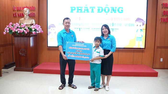 Công đoàn Ban Quản lý chợ Nam Phước nhận đỡ đầu em Trương Văn Danh, học sinh lớp 5C Trường Tiểu học số 1 Duy Phước. Ảnh: T.S