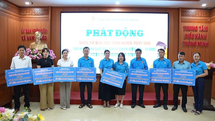 Công đoàn xã Nam Phước nhận đỡ đầu 15 học sinh, sinh viên có hoàn cảnh khó khăn. Ảnh: T.S