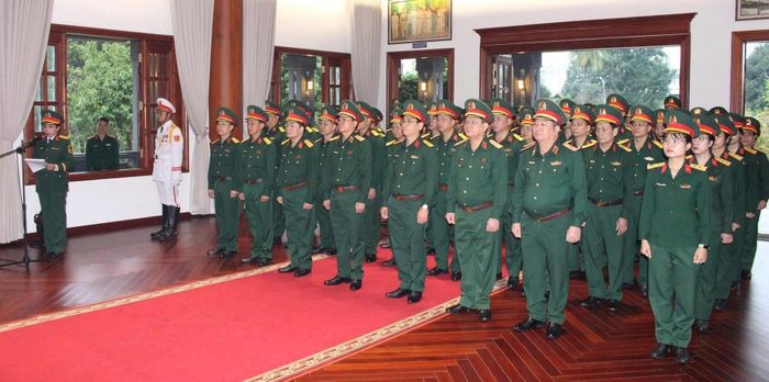 Đoàn công tác Bộ Tư lệnh Quân khu 5 viếng hương tại Bảo tàng Hồ Chí Minh - Chi nhánh Quân khu 5. Ảnh: HẢI HÀ