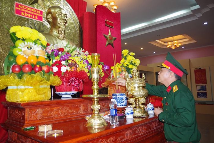 Đại tá Trần Hữu Ích dâng hương bày tỏ lòng biết ơn vô hạn đối với Chủ tịch Hồ Chí Minh. Ảnh: HÒA KHÁNH