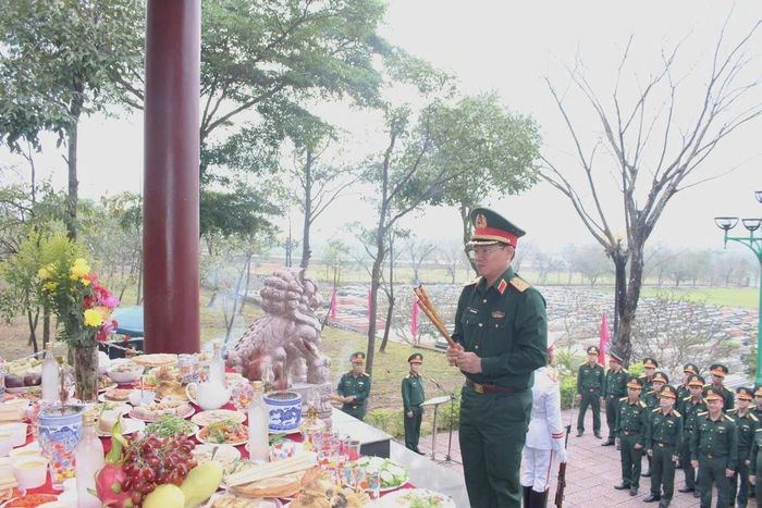 Thiếu tướng Lương Đình Chung, Chính ủy Quân khu 5 và đoàn công tác dâng hương tại Nghĩa trang Quân khu 5. Ảnh: HẢI HÀ