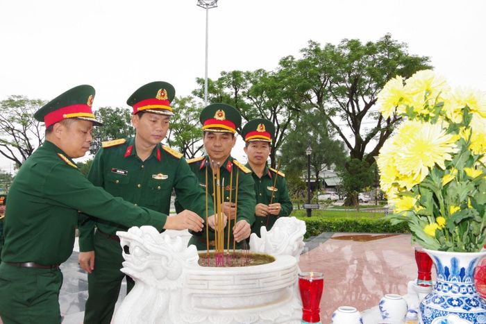 Lãnh đạo Bộ Chỉ huy Quân sự thành phố dâng hương tưởng nhớ Chủ tịch Hồ Chí Minh và các anh hùng liệt sĩ. Ảnh: HÒA KHÁNH