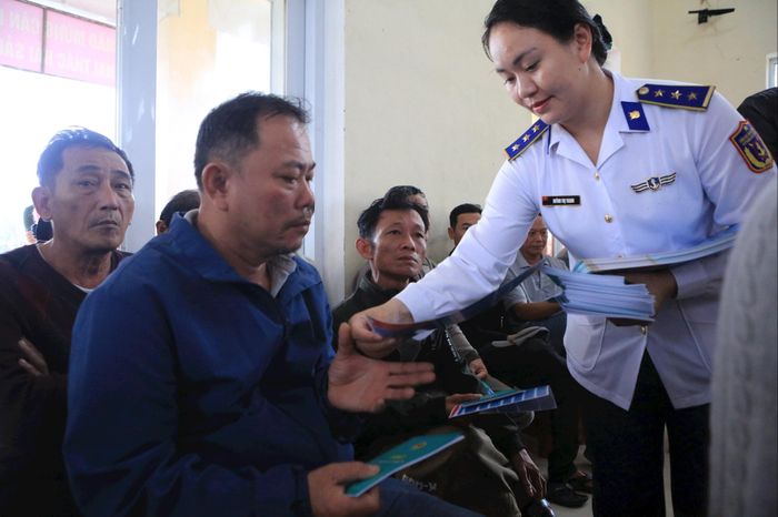 Cảnh sát biển phát nhiều tờ rơi tuyên truyền cho ngư dân địa phương. Ảnh: T.CÔNG