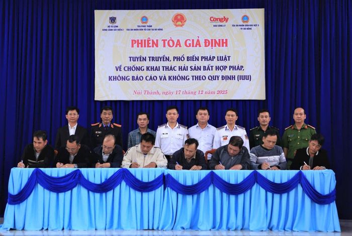 Ngư dân ký cam kết chấp hành nghiêm các quy định khi khai thác, đánh bắt trên biển. Ảnh: THÀNH CÔNG
