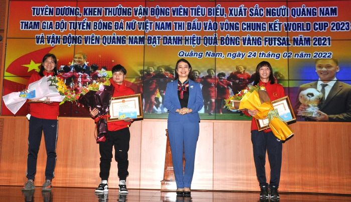 Trần Thị Thùy Trang (bên phải) cùng các tuyển thủ Lương Thị Thu Thương và Nguyễn Thị Vạn được tỉnh Quảng Nam (cũ) khen thưởng. Ảnh: AN NHI