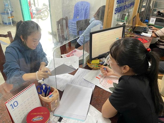 Hỗ trợ người dân làm thủ tục tại Trung tâm Phục vụ hành chính công phường Phan Thiết