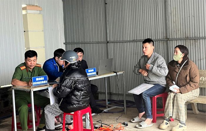 Công an hỗ trợ dân làm thủ tục tạm trú tại 1 điểm hỗ trợ phường Xuân Trường - Đà Lạt