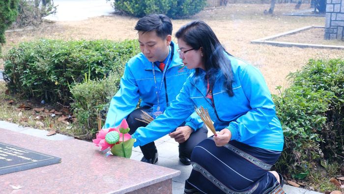 Tuổi trẻ Lâm Đồng thắp nhang tại các phần mộ liệt sĩ, bày tỏ lòng biết ơn sâu sắc trước công lao to lớn của các anh hùng Liệt sĩ