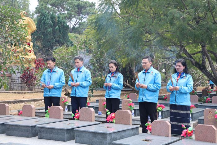 Ban Thường trực Tỉnh đoàn Lâm Đồng thắp nhang tại các phần mộ liệt sĩ