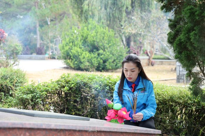 Phó Bí thư Thường trực Tỉnh đoàn Lâm Đồng Trần Diệp Mỹ Dung thắp hương phần mộ liệt sĩ