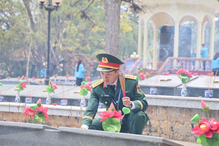 Tuổi trẻ khối lực lượng vũ trang thắp hương tại các phần mộ liệt sĩ