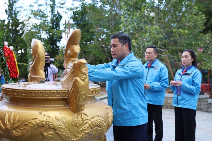 Tỉnh ủy viên, Phó Chủ tịch Ủy ban MTTQ Việt Nam tỉnh, Bí thư Tỉnh đoàn Lâm Đồng Trương Minh Quang dâng hương trước Đài tưởng niệm