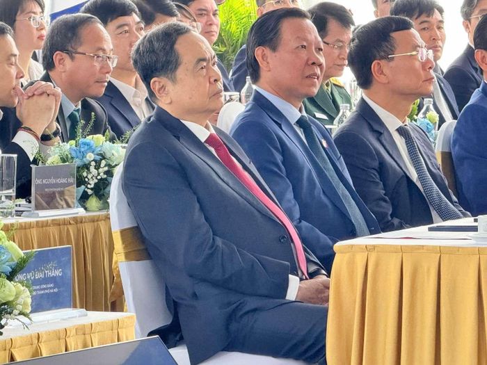 Chủ tịch Quốc hội Trần Thanh Mẫn cùng các đại biểu là lãnh đạo Đảng, Nhà nước dự lễ khởi công Dự án đầu tư xây dựng Trục Đại lộ Cảnh quan sông Hồng.