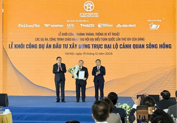  Chủ tịch Quốc hội Trần Thanh Mẫn và Chủ tịch UBND TP Hà Nội Vũ Đại Thắng trao quyết định cho ông Trần Đăng Khoa, Chủ tịch HĐQT Công ty Cổ phần Đầu tư Địa ốc Đại Quang Minh, đại diện liên danh các nhà đầu tư. 