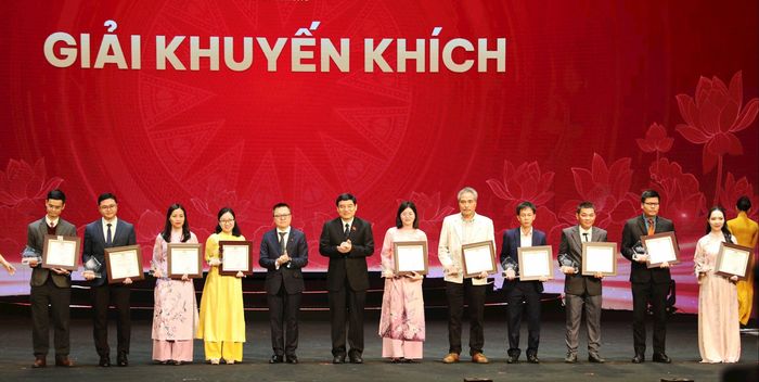 Tác phẩm "Để nghị quyết đi vào cuộc sống - nhìn từ Nghị quyết số 23 năm 2013 của HĐND thành phố" đoạt Giải Khuyến khích