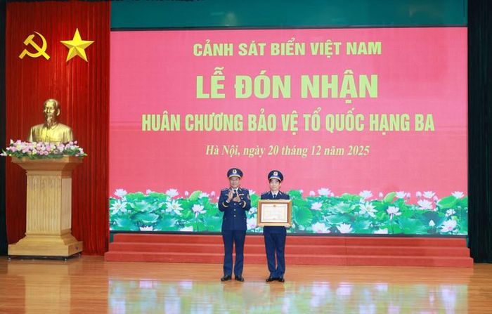  Thừa ủy quyền của Chủ tịch nước, Cảnh sát biển Việt Nam đã công bố và trao Huân chương Bảo vệ Tổ quốc hạng Ba tặng Trung tướng Bùi Quốc Oai, Chính ủy Cảnh sát biển Việt Nam. 