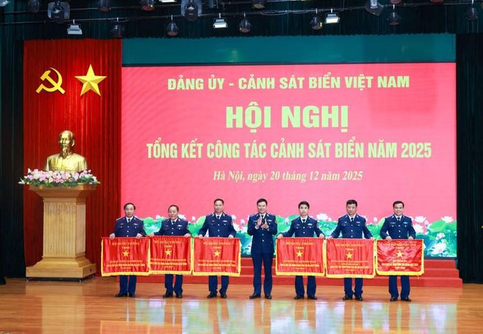  Tặng Cờ thi đua của Bộ Quốc phòng cho các tập thể. 