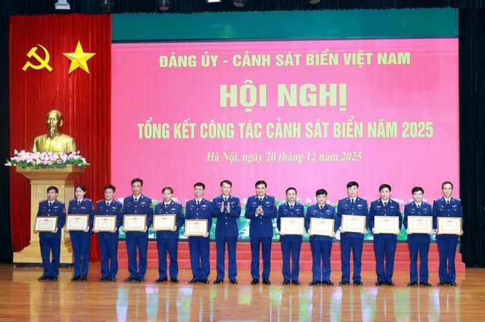  Trao Danh hiệu Đơn vị Quyết thắng tặng các tập thể. 