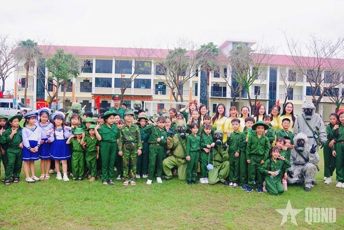 Các học sinh tham gia hoạt động trải nghiệm “Em là chiến sĩ tí hon”. 