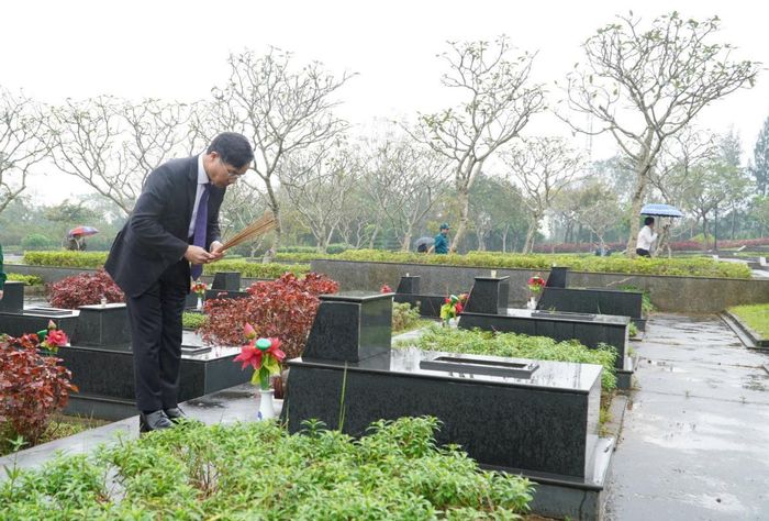 Chủ tịch UBND TP Đà Nẵng Phạm Đức Ấn cùng lãnh đạo các sở, ngành dâng hoa, dâng hương tri ân các Anh hùng liệt sĩ.