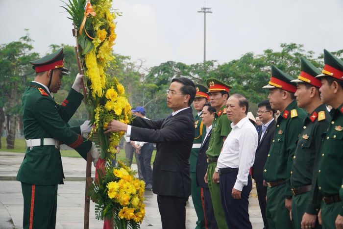 Đoàn dâng hoa, dâng hương bày tỏ lòng biết ơn vô hạn đối với những đóng góp, hy sinh to lớn của các Mẹ Việt Nam anh hùng.