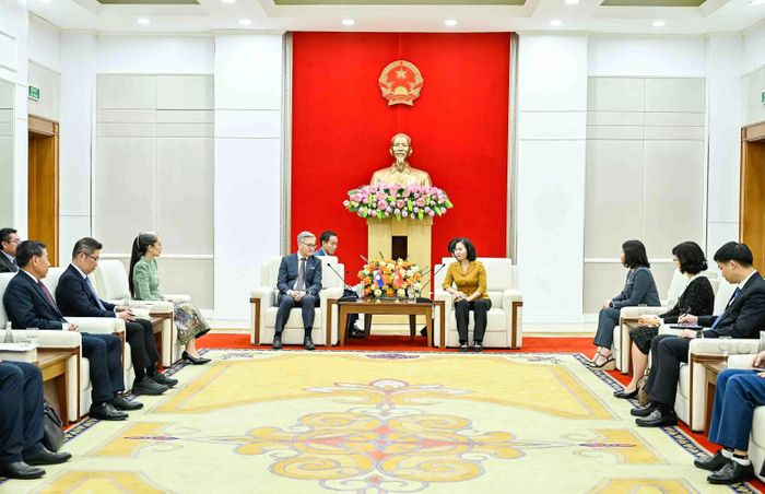Bộ trưởng Thongsavanh Phomvihane khẳng định, thời gian tới Bộ Ngoại giao Lào sẽ nỗ lực hết mình nhằm thúc đẩy mối quan hệ hợp tác, hữu nghị giữa hai dân tộc ngày càng phát triển đi vào chiều sâu và hiệu quả hơn. (Ảnh: Nguyễn Hồng)