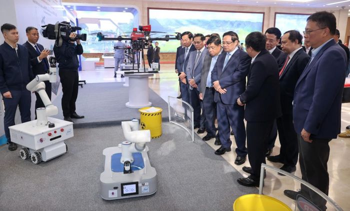 Thủ tướng và các đại biểu tham quan trưng bày các sản phẩm công nghệ tại Diễn đàn. Ảnh: VGP/Nhật Bắc