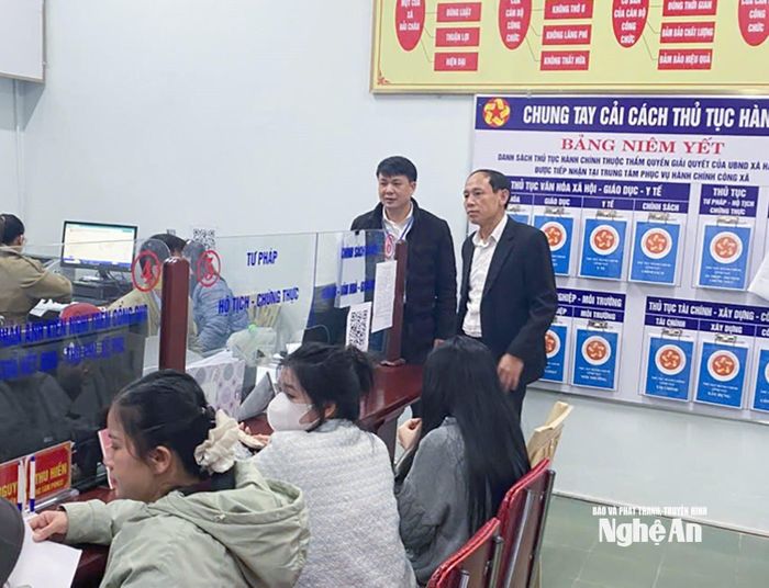 Lãnh đạo xã Hải Châu kiểm tra việc giải quyết thủ tục hành chính cho người dân tại Trung tâm Phục vụ hành chính công xã. Ảnh: Mai Hoa