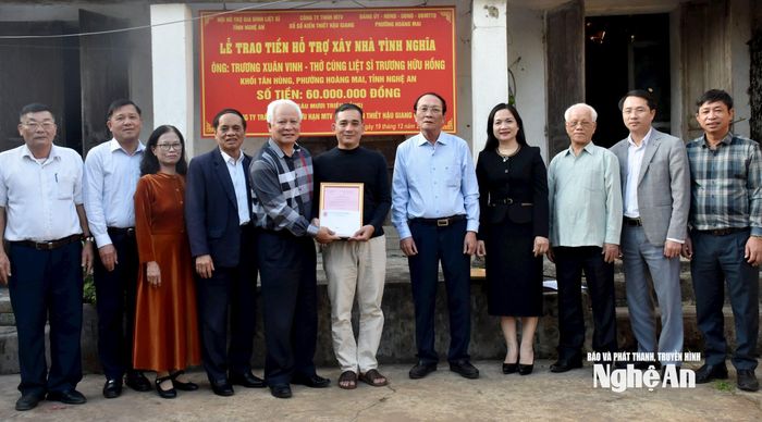 Trao số tiền 60 triệu đồng cho ông Trương Xuân Vinh - thờ cúng liệt sĩ Trương Hữu Hồng, khối Tân Hùng, do Công ty TNHH MTV Xổ số kiến thiết Hậu Giang ủng hộ. Ảnh: Thu Hương