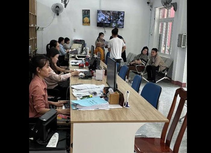 Sau khi sáp nhập chính quyền địa phương 2 cấp, 64 xã, phường ở Khánh Hòa phải áp dụng phần mềm VBDLIS, tuy nhiên phần mềm này khá chậm; việc cập nhật, đồng bộ dữ liệu trên 2 phần mềm nhiều thời điểm không đồng nhất.