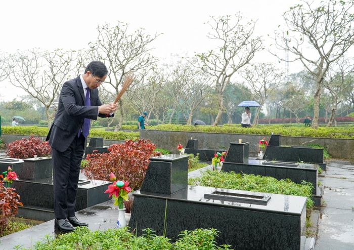 Phó Bí thư Thành ủy, Chủ tịch UBND thành phố Phạm Đức Ấn thắp hương phần mộ liệt sĩ. Ảnh: HỒ QUÂN