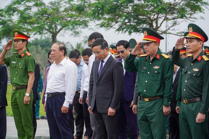 Các đại biểu dành phút mặc niệm tưởng nhớ các Bà mẹ Việt Nam anh hùng. Ảnh: HỒ QUÂN