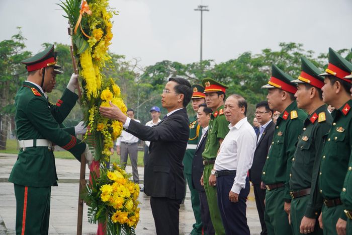 Chủ tịch UBND thành phố Phạm Đức Ấn dâng hoa tưởng nhớ công ơn của các Bà mẹ Việt Nam anh hùng. Ảnh: HỒ QUÂN