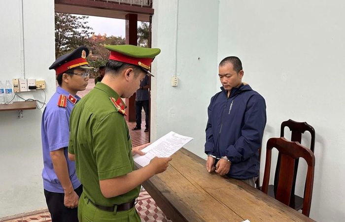 Lực lượng chức năng công bố lệnh bắt bị can tạm giam đối với Võ Văn Tiến. Ảnh: HẢI HÀ