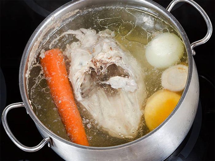 Có nên dùng nước luộc thịt để nấu canh? Có, nhưng nên cân nhắc trong một số trường hợp. (Ảnh: Istock)