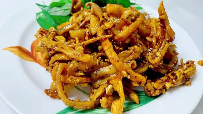 Khô mực chiên nước mắm là món ăn hao cơm. (Ảnh: B.L)