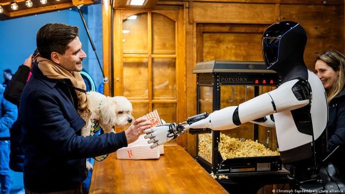 Elon Musk từng nói rằng những robot như Optimus chính là tương lai của Tesla. Ảnh: Thông tấn xã Đức