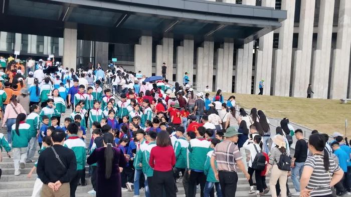 Bảo tàng Lịch sử Quân sự Việt Nam đón rất nhiều lượt khách tham quan nhân dịp kỷ niệm 81 năm Ngày thành lập Quân đội Nhân dân Việt Nam