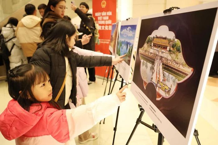 Các cháu thiếu nhi Việt Nam tại Bắc Kinh rất thích thú với phong cảnh của đất nước mình. Ảnh: Công Tuyên-PV TTXVN tại Trung Quốc