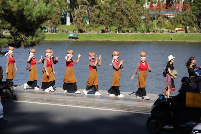 Đoàn nghệ nhân xã Bắc Bình, tỉnh Lâm Đồng với trang phục Chăm truyền thống đi trên đường Trần Quốc Toản. Ảnh: ĐOÀN KIÊN
