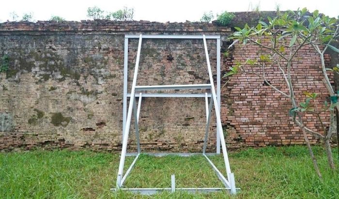Một điểm tường thành bị rạn nứt, được chống đỡ tạm thời sau khi xảy ra sự cố sập tường Hoàng thành. Ảnh: VH