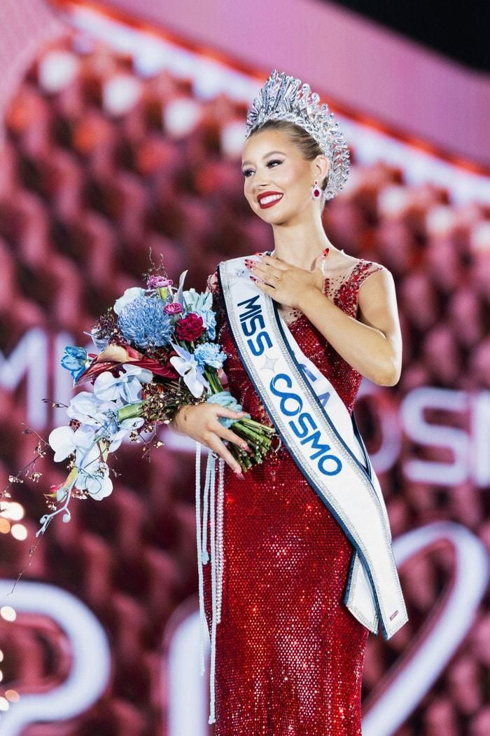 Yolina Lindquist đăng quang Miss Cosmo 2025. (Ảnh BTC)