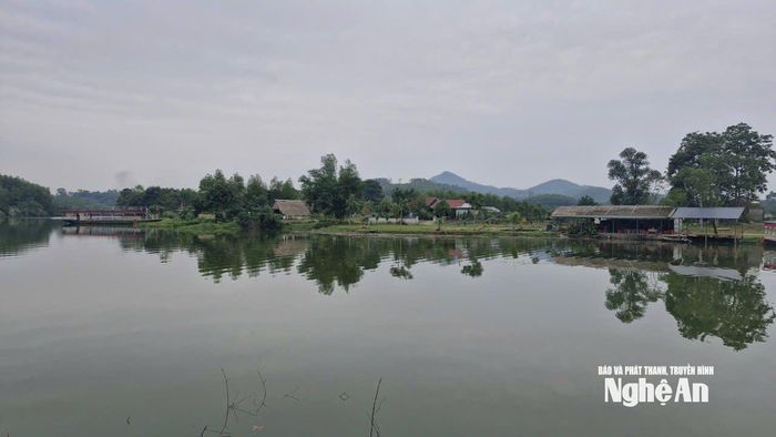 Một điểm dịch vụ ăn nghỉ trong vùng Đảo Chè Cầu Cau. Ảnh: Nhật Lân