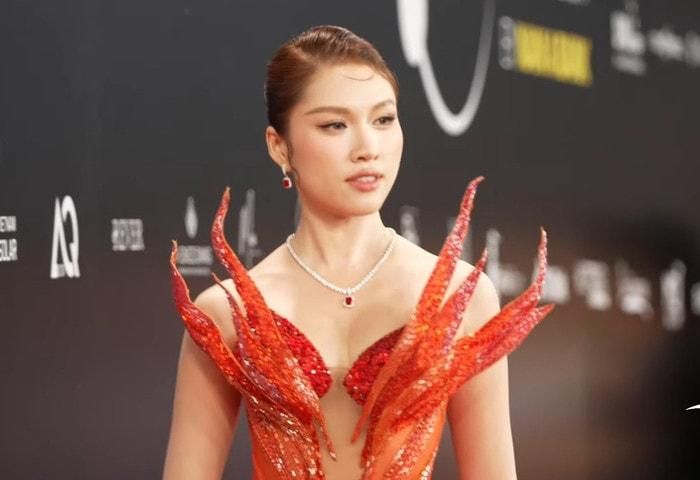 Miss Charm Vietnam 2024 Thanh Thanh Huyền trên thảm đỏ chung kết Miss Cosmo.