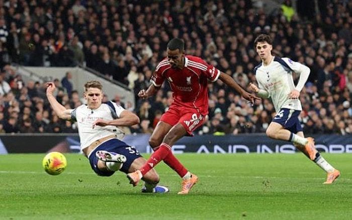 Alexander Isak ghi bàn mở tỷ số nhưng không may dính chấn thương.