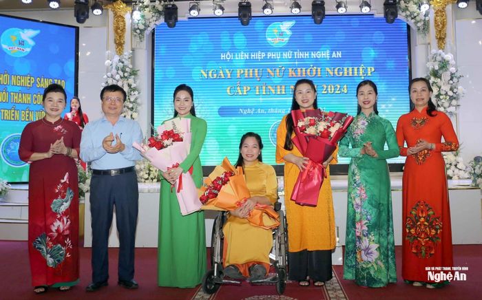 Đại diện UBND tỉnh và Hội LHPN tỉnh tặng hoa chúc mừng tác giả của các dự án đạt giải cấp vùng miền Trung và toàn quốc Cuộc thi “Ngày Phụ nữ khởi nghiệp” năm 2024 do Trung ương Hội LHPN Việt Nam tổ chức. Trong đó có chị Phạm Thị Phượng (giữa ảnh) - Thành viên CLB Thanh niên Khuyết tật tỉnh. Ảnh: Thanh Quỳnh