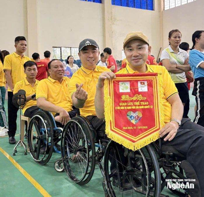 Chấn thương cột sống sau tai nạn khiến anh Hồ Ngọc Thủy - Chủ nhiệm Câu lạc bộ Thanh niên khuyết tật tỉnh Nghệ An phải ngồi xe lăn nhưng anh và nhiều thành viên của CLB đã giữ được tinh thần lạc quan trong cuộc sống. Ảnh: Nhân vật cung cấp