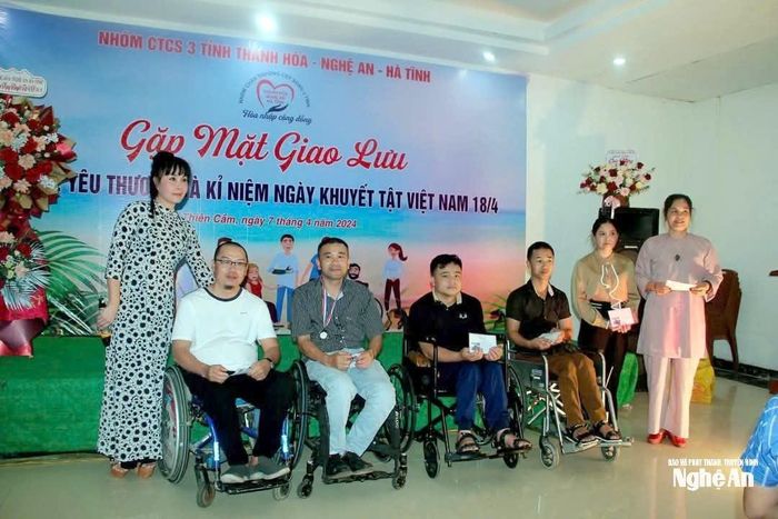 Nhiều năm qua, anh Hồ Ngọc Thủy cùng Câu lạc bộ Thanh niên khuyết tật tỉnh, Hội Người khuyết tật tỉnh đã kết nối với các mạnh thường quân để có những món quà ấm áp trao tới các hội viên vào những ngày kỷ niệm hướng về người khuyết tật. Ảnh: CLB Thanh niên khuyết tật tỉnh